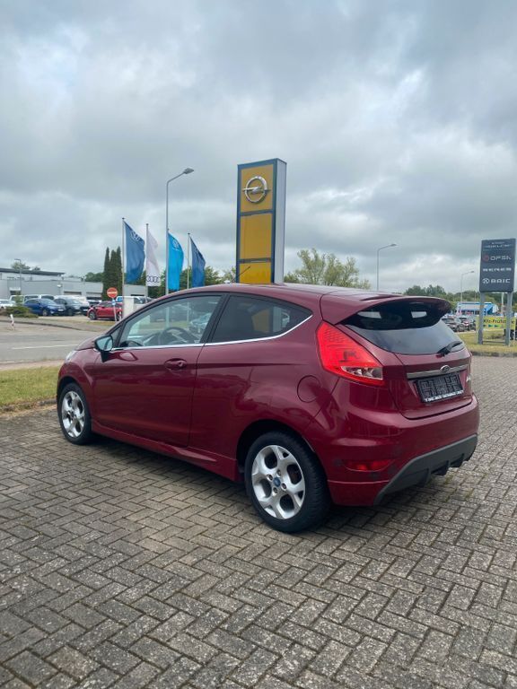 Gebraucht Ford Fiesta Ambiente 75 PS (55 kW) 2009 Rot Kleinwagen