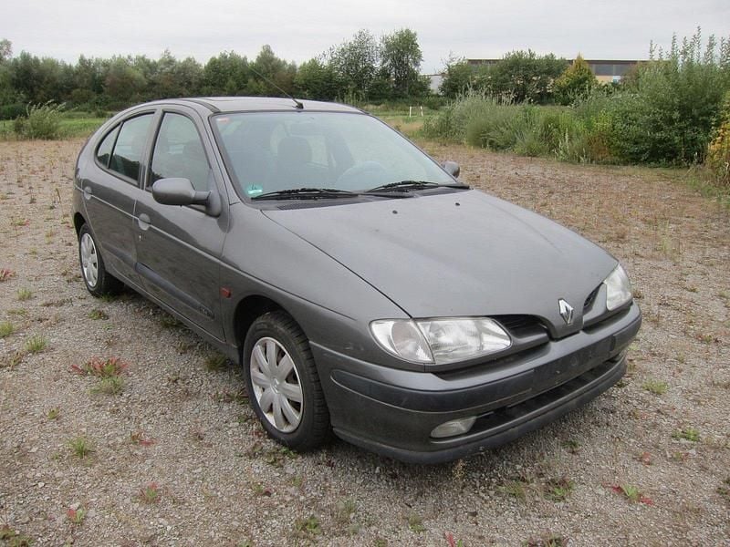 Grau Gebraucht 1998 Renault Mégane Limousine | 250 € (Superpreis) - Bild 1/4