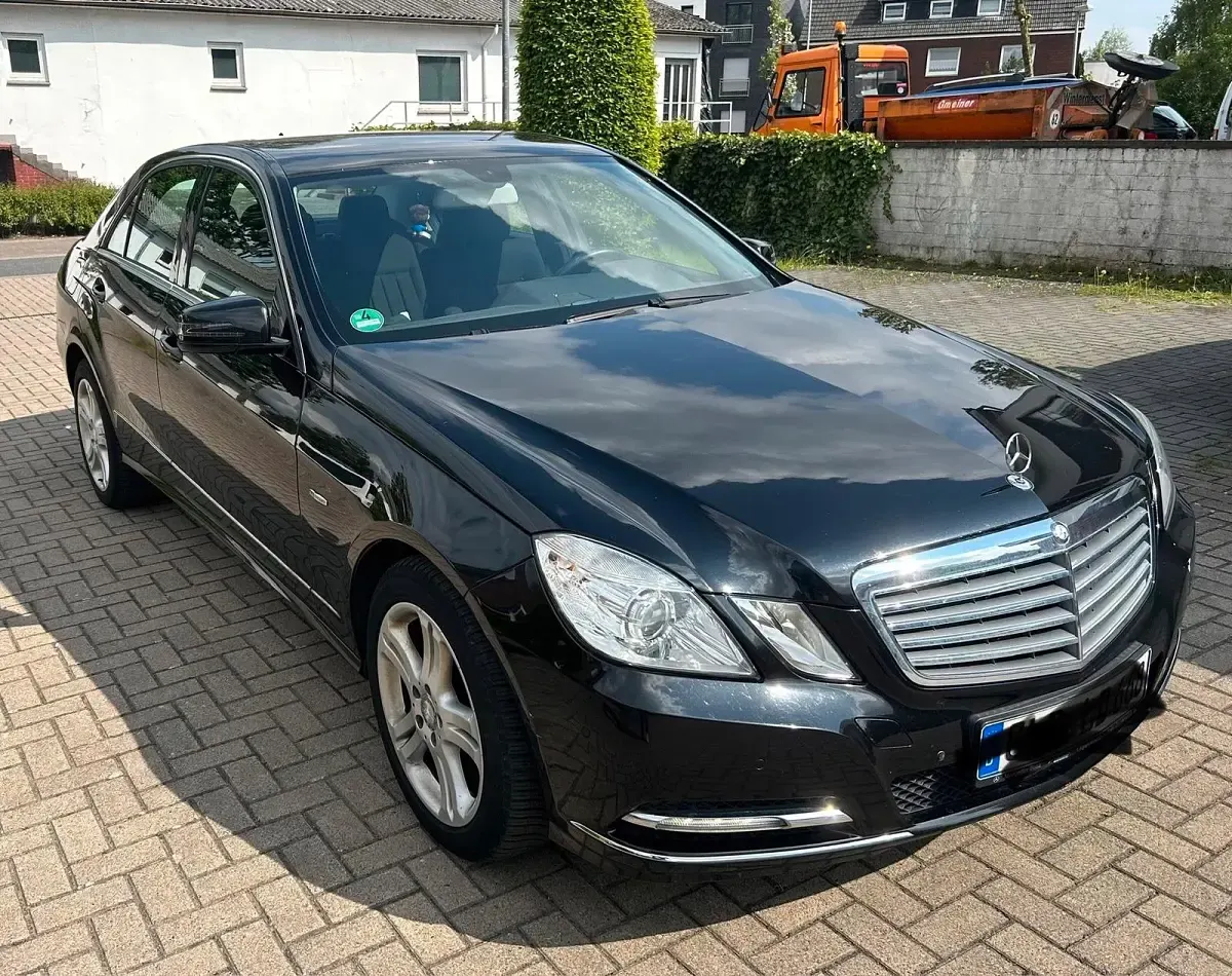 Gebraucht Mercedes E200 136 PS (100 kW) 2011 Schwarz Limousine