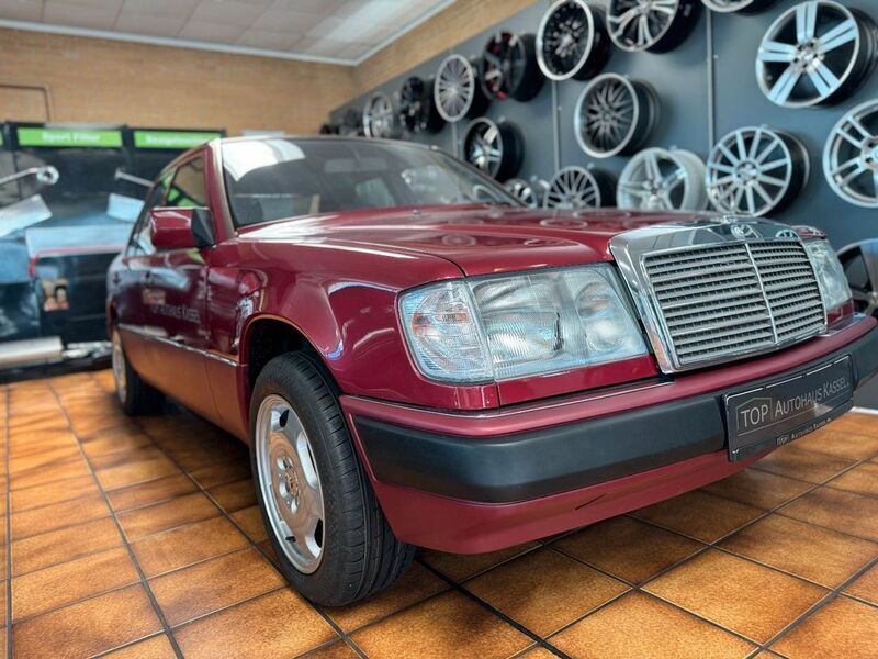 Rot Gebraucht 1991 Mercedes E200 Limousine | 7.990 € - Bild 1/4