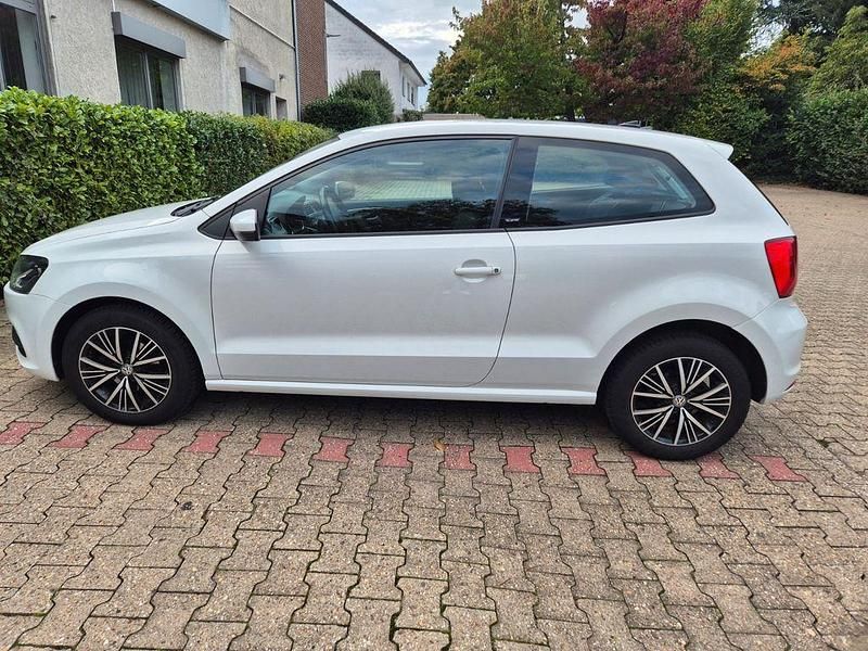 Weiß Gebraucht 2016 VW Polo Allstar Kleinwagen | 6.700 € (Fairer Preis) - Bild 1/4