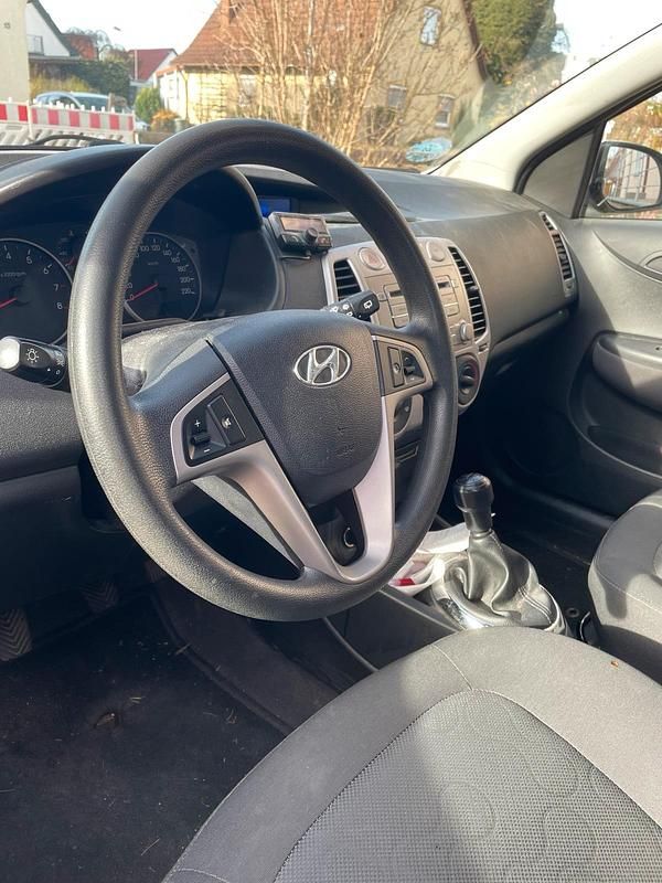 Gebraucht Hyundai i20 Edition 77 PS (56 kW) 2012 Weiß Kleinwagen