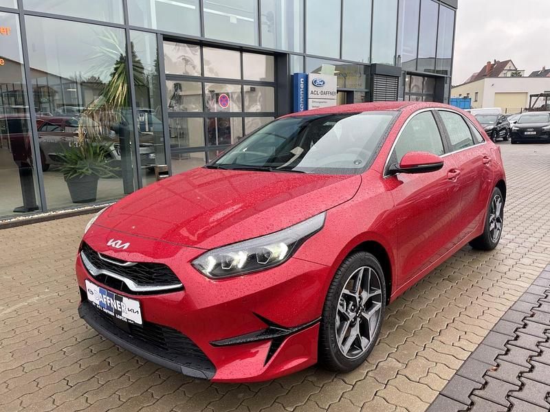 Neu Kia Ceed Spirit 140 PS (102 kW) 2025 Rot Kleinwagen