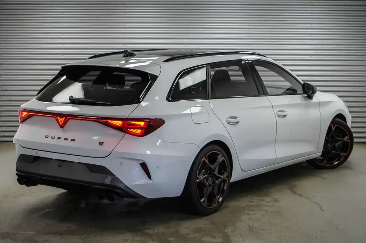 Gebraucht Cupra Leon VZ 333 PS (244 kW) 2025 Glacial white Kombi
