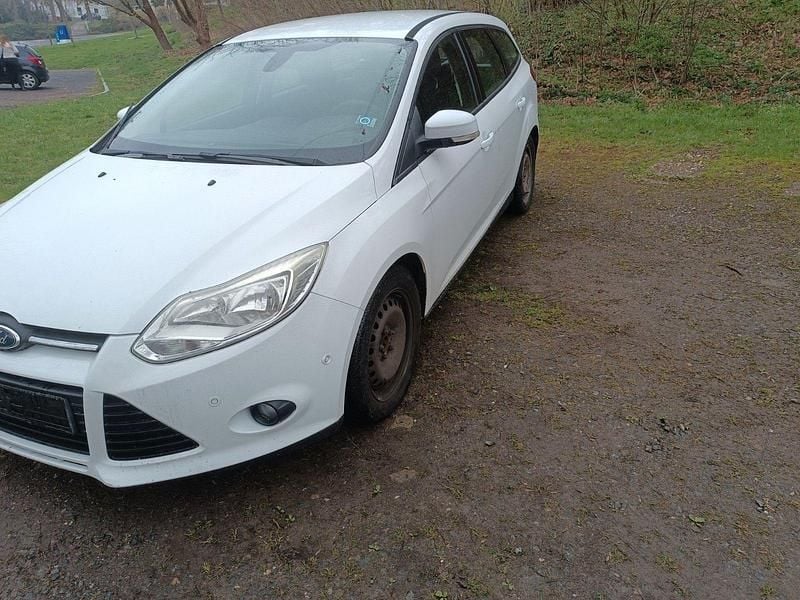 Gebraucht Ford Focus Trend 140 PS (102 kW) 2011 Weiß Kombi