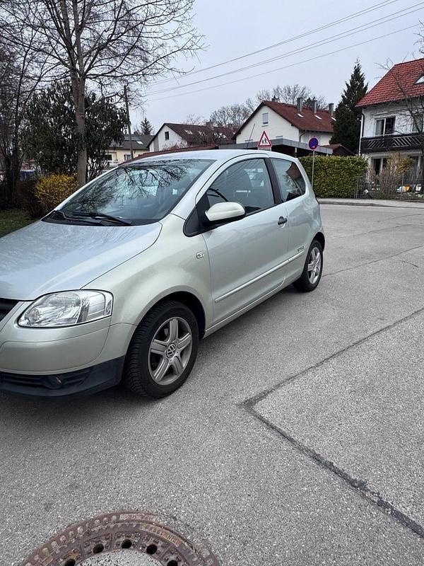 Gebraucht VW Fox 54 PS (39 kW) 2010 Grau Kleinwagen