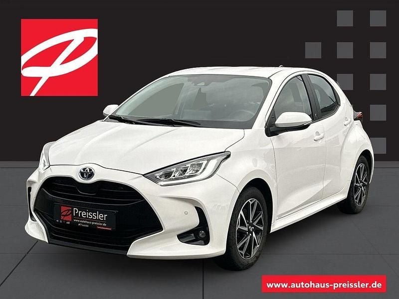 Weiß Gebraucht 2022 Toyota Yaris Hybrid Team Limousine | 18.324 € (Guter Preis) - Bild 1/1