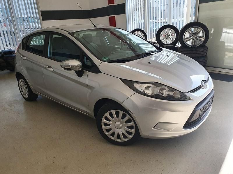 Gebraucht Ford Fiesta Trend 60 PS (44 kW) 2009 Silber Kleinwagen