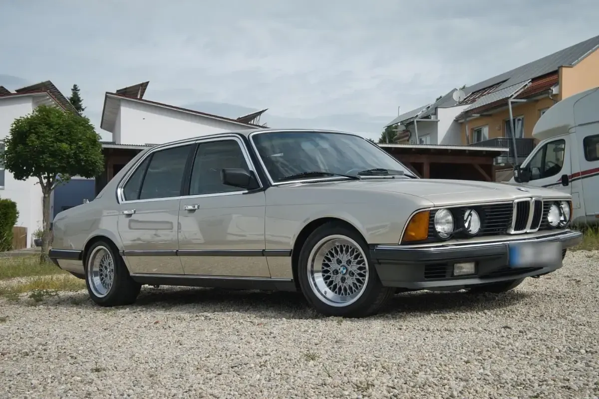 Gebraucht BMW 745 252 PS (185 kW) 1984 Gold Limousine