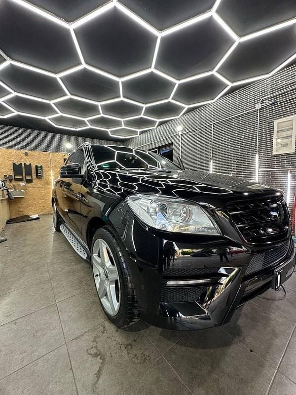 Schwarz Gebraucht 2012 Mercedes ML350 AMG SUV | 20.499 € (Fairer Preis) - Bild 1/4