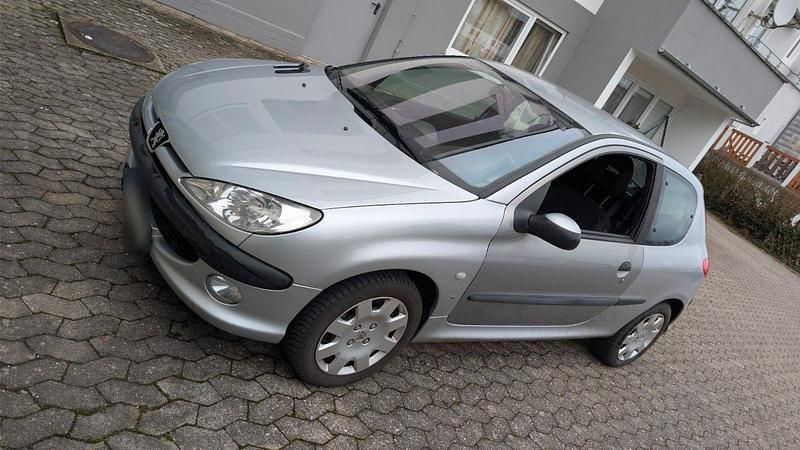 Gebraucht Peugeot 206 109 PS (80 kW) 2001 Silber Limousine