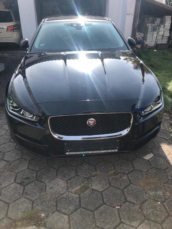 Schwarz Gebraucht 2016 Jaguar XE Limousine | 7.500 € - Bild 1/4