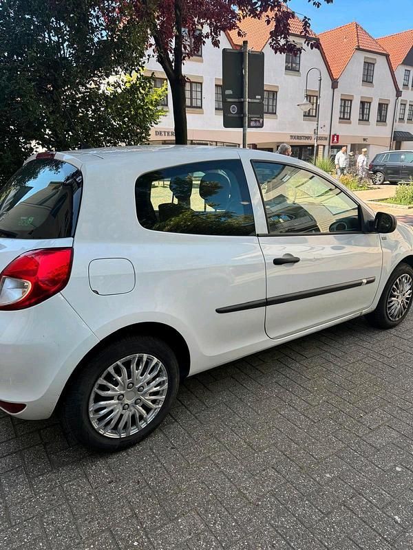 Weiß Gebraucht 2011 Renault Clio III Kleinwagen | 2.500 € - Bild 1/4