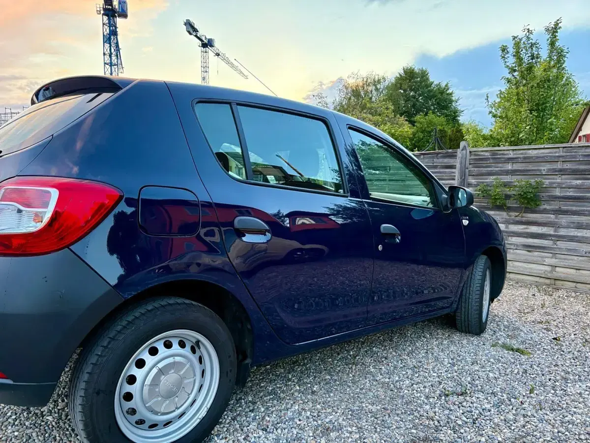 Używany Dacia Sandero 75 KM (55 kW) 2013 Niebieski Hatchback