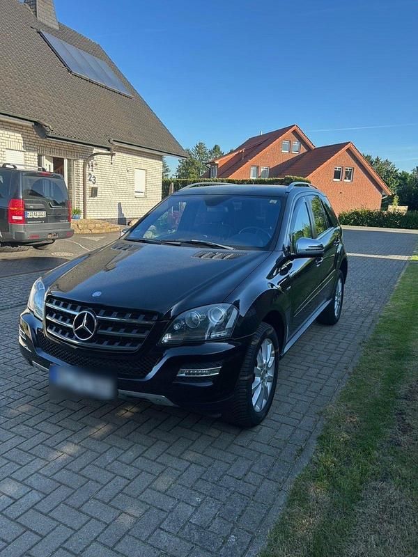 Schwarz Gebraucht 2011 Mercedes ML300 SUV | 11.500 € (Guter Preis) - Bild 1/4