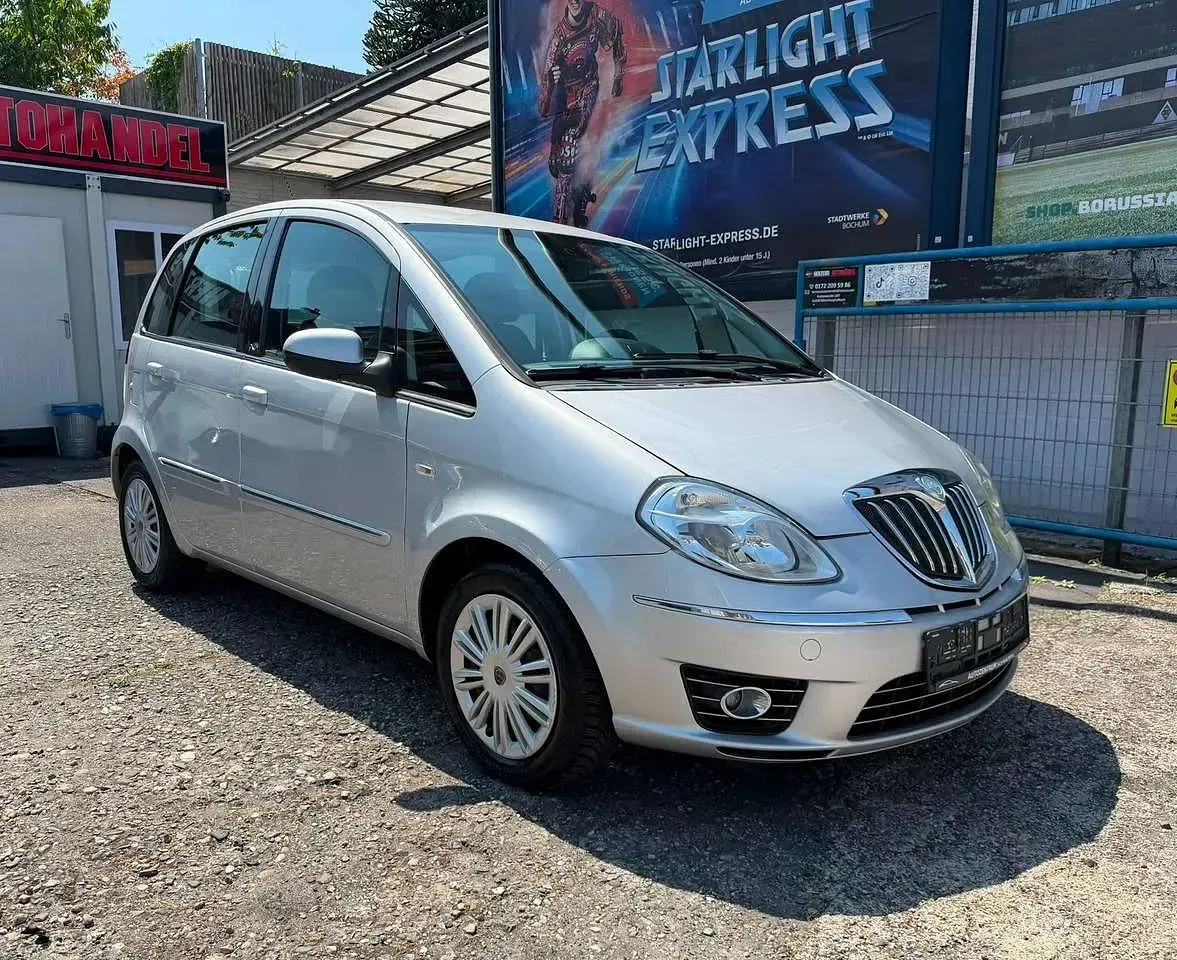 Gebraucht Lancia Musa 95 PS (69 kW) 2010 Silber metallic Van / Kleinbus