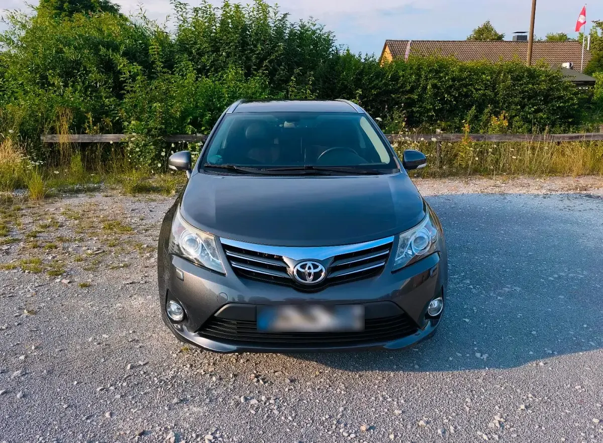 Gebraucht Toyota Avensis 146 PS (107 kW) 2014 Grau Kombi