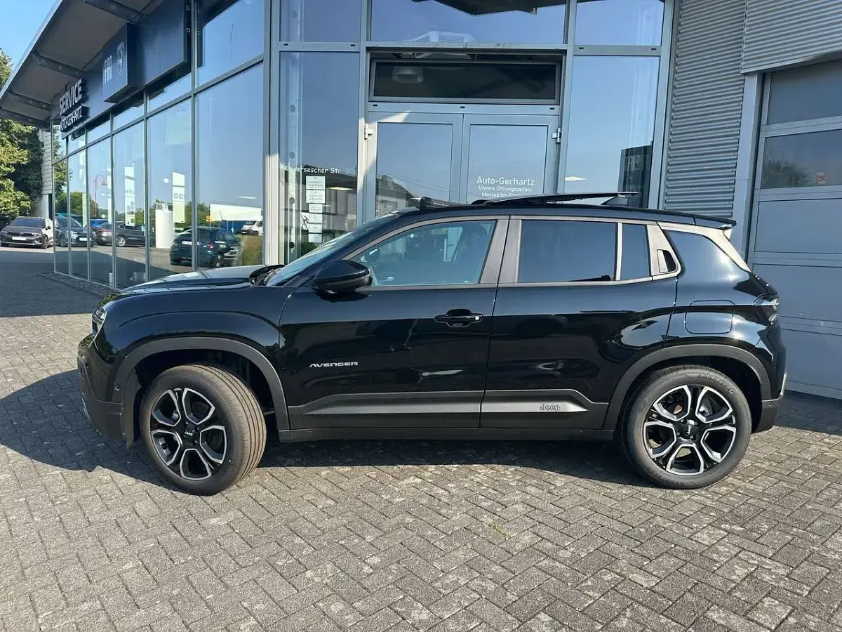 Neu Jeep Avenger Summit 101 PS (74 kW) 2025 Solid black clear coat SUV