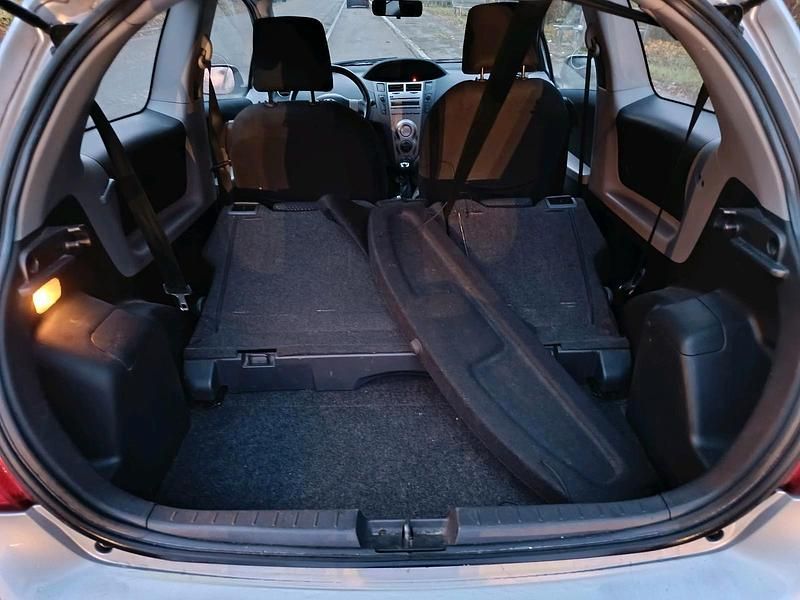 Gebraucht Toyota Yaris 69 PS (50 kW) 2010 Silber Kleinwagen