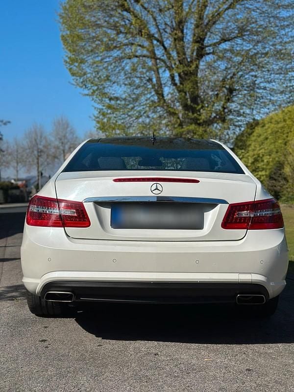 Używany Mercedes E500 383 KM (281 kW) 2009 Biały Coupe