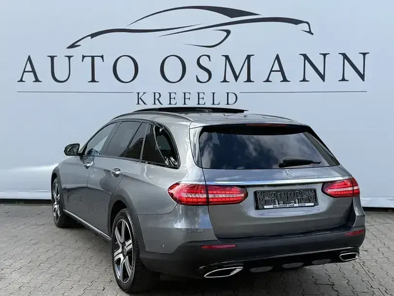 Używany Mercedes E400 Night 330 KM (242 kW) 2022 Szary Sedan/Limuzyna