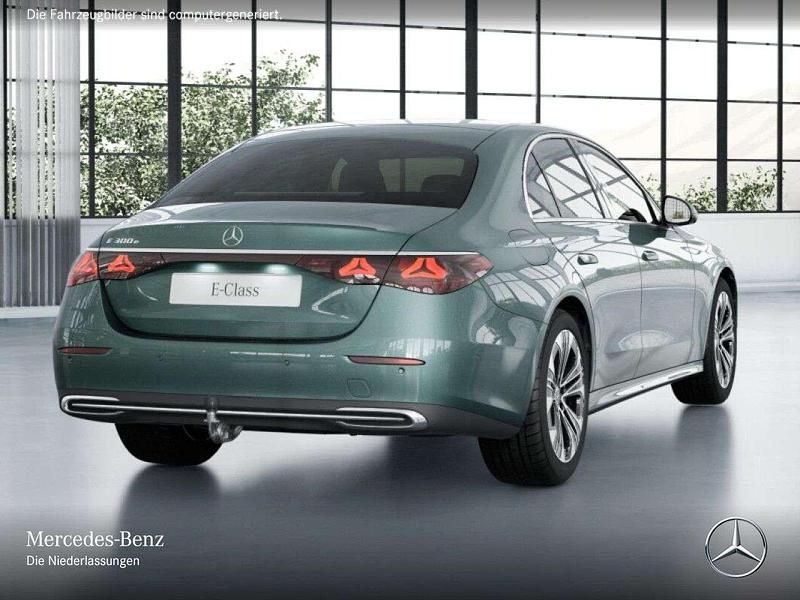 Gebraucht Mercedes E300 Avantgarde 313 PS (230 kW) 2023 Verdesilber Limousine