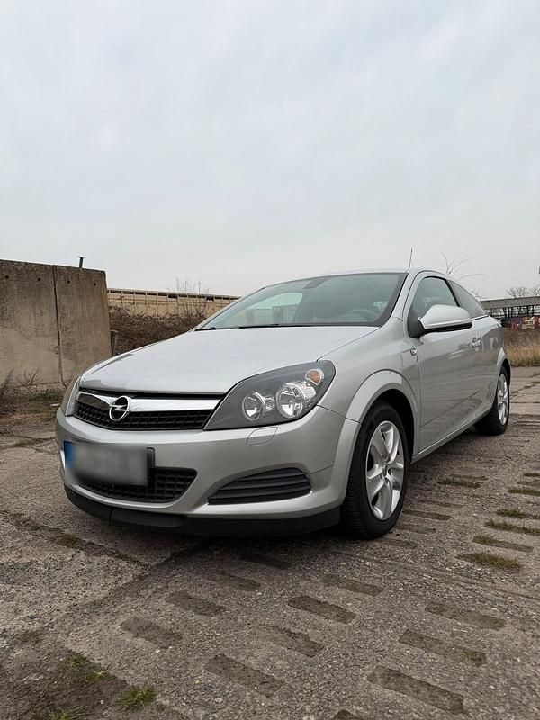Gebraucht Opel Astra GTC 115 PS (84 kW) 2011 Silber Coupé