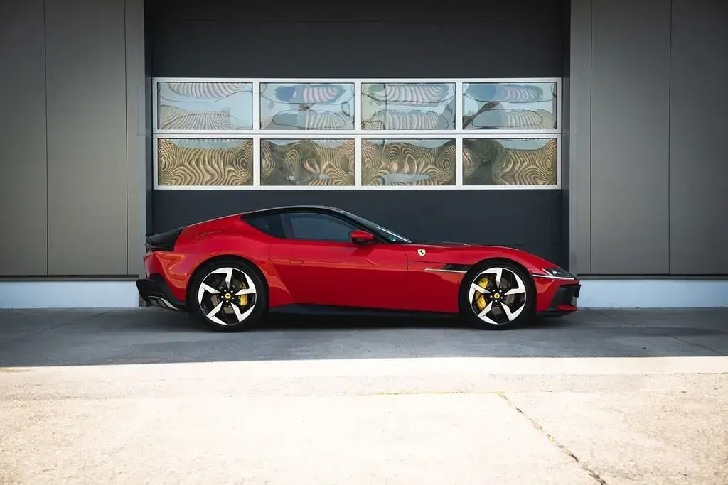 Gebraucht Ferrari 12 Cilindri 829 PS (609 kW) 2025 Rot