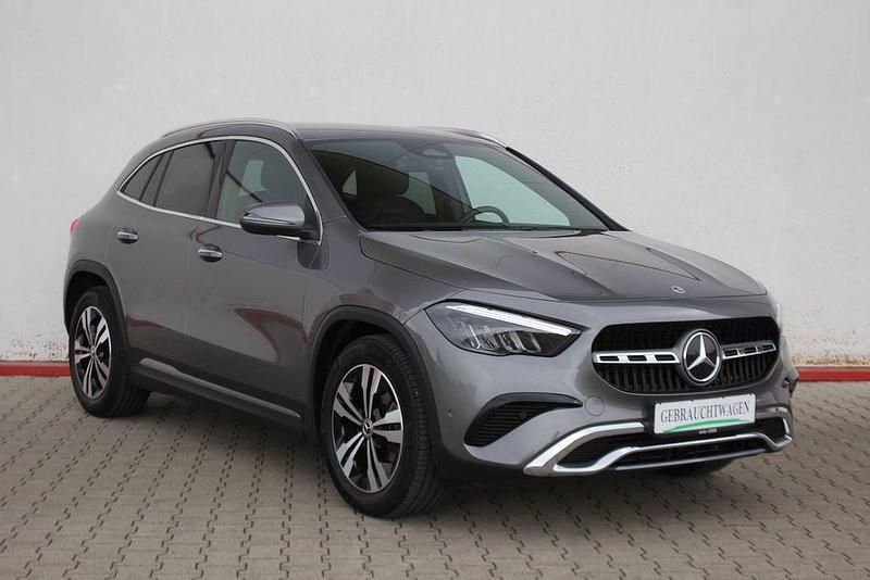 Mountaingrau met. 787u Gebraucht 2024 Mercedes GLA180 Progressive SUV | 31.875 € (Superpreis) - Bild 1/4