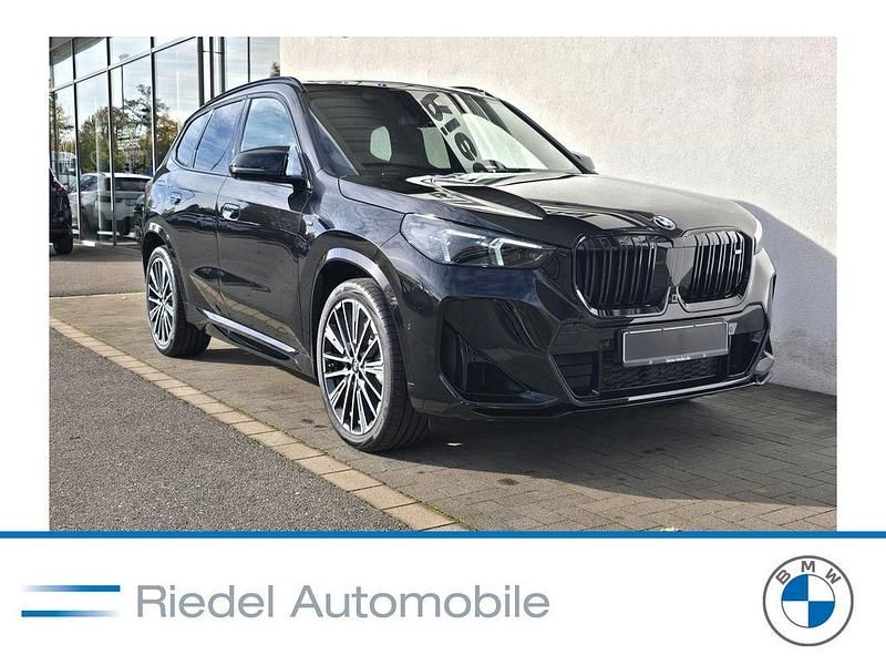 Neu BMW X1 Performance 300 PS (220 kW) 2025 Saphirschwarz metallic SUV