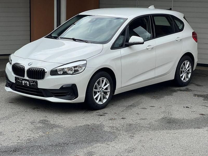 Weiß Gebraucht 2019 BMW 218 Active Tourer Van / Kleinbus | 17.890 € (Guter Preis) - Bild 1/4