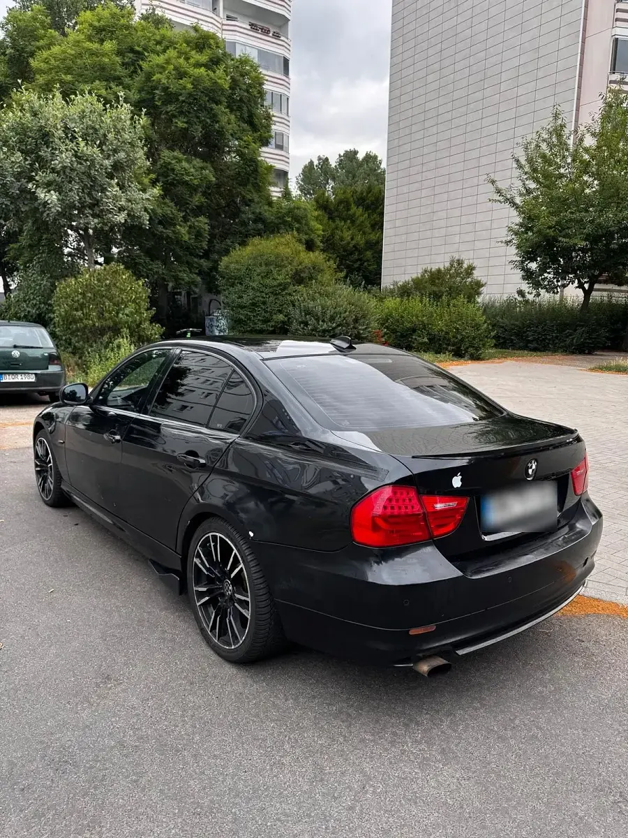 Gebraucht BMW 320 143 PS (105 kW) 2010 Schwarz Limousine