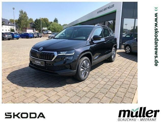 Schwarz (schwarzmagic perleffekt) Neu 2025 Skoda Karoq Tour SUV | 45.670 € - Bild 1/4