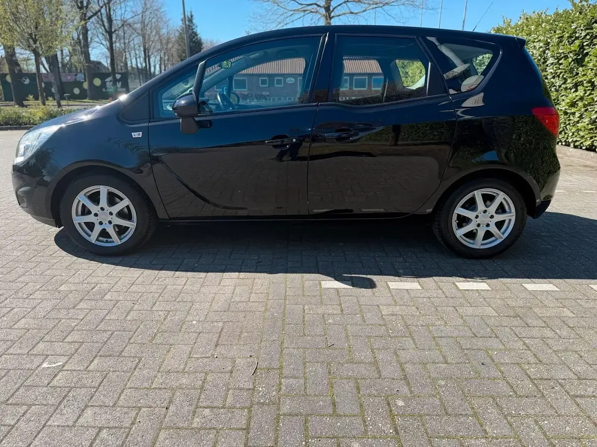 Gebraucht Opel Meriva 101 PS (74 kW) 2011 Schwarz Van / Kleinbus