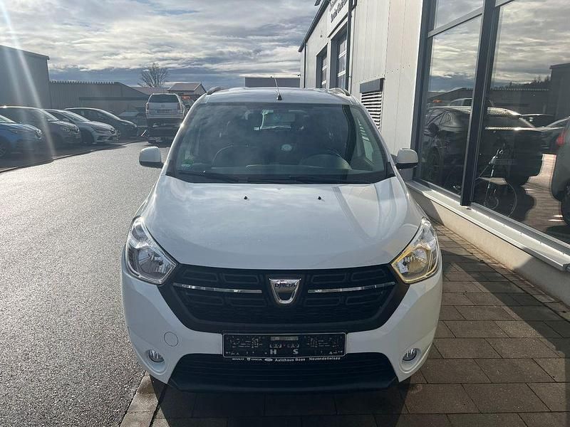 Gebraucht Dacia Lodgy Comfort 102 PS (75 kW) 2018 Weiß Van / Kleinbus