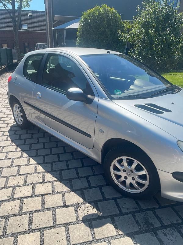 Silber Gebraucht 2002 Peugeot 206 Kleinwagen | 800 € - Bild 1/4