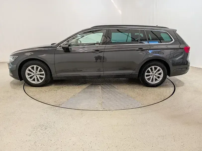 Gebraucht VW Passat 150 PS (110 kW) 2024 Mangangrau metallic Kombi