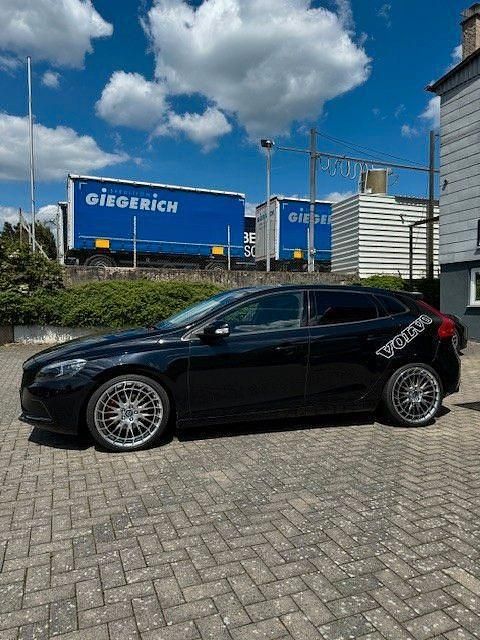 Gebraucht Volvo V40 You! 179 PS (131 kW) 2015 Schwarz Limousine