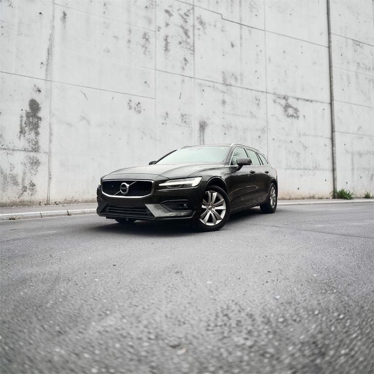 Gebraucht Volvo V60 Momentum 150 PS (110 kW) 2020 Grau Kombi