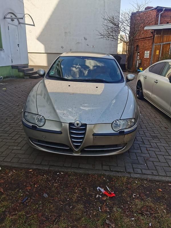 Gebraucht Alfa Romeo 147 85 PS (62 kW) 2004 Gold Kleinwagen