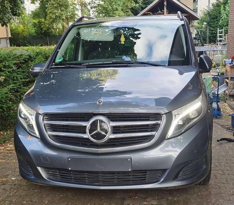 Grau Gebraucht 2017 Mercedes V220 Van / Kleinbus | 35.000 € (Superpreis) - Bild 1/4