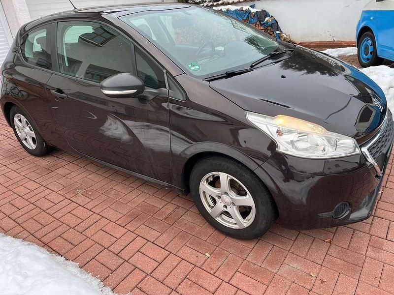 Gebraucht Peugeot 208 Access 68 PS (50 kW) 2013 Lackierung rot schwarz/met. Kleinwagen