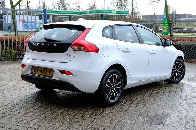 Gebraucht Volvo V40 122 PS (89 kW) 2017 Weiß Limousine