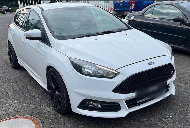 Weiß Gebraucht 2017 Ford Focus ST Limousine | 9.500 € (Superpreis) - Bild 1/4