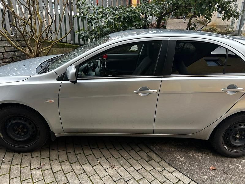 Gebraucht Mitsubishi Lancer Sportback 116 PS (85 kW) 2010 Grau Limousine