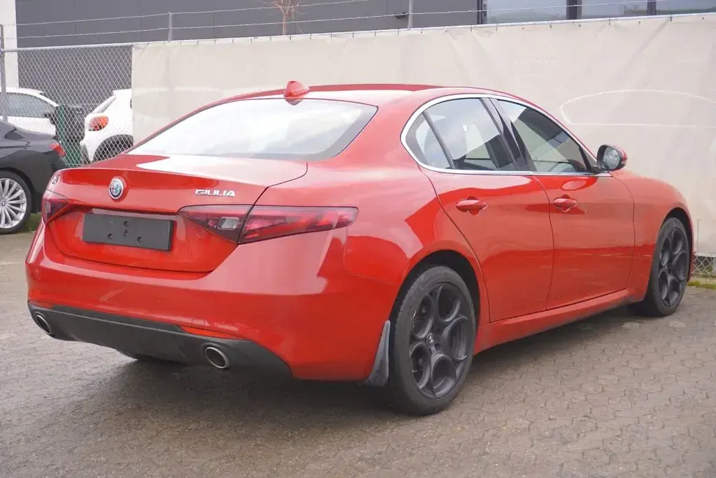 Gebraucht Alfa Romeo Giulia Super 179 PS (131 kW) 2017 Rot Limousine