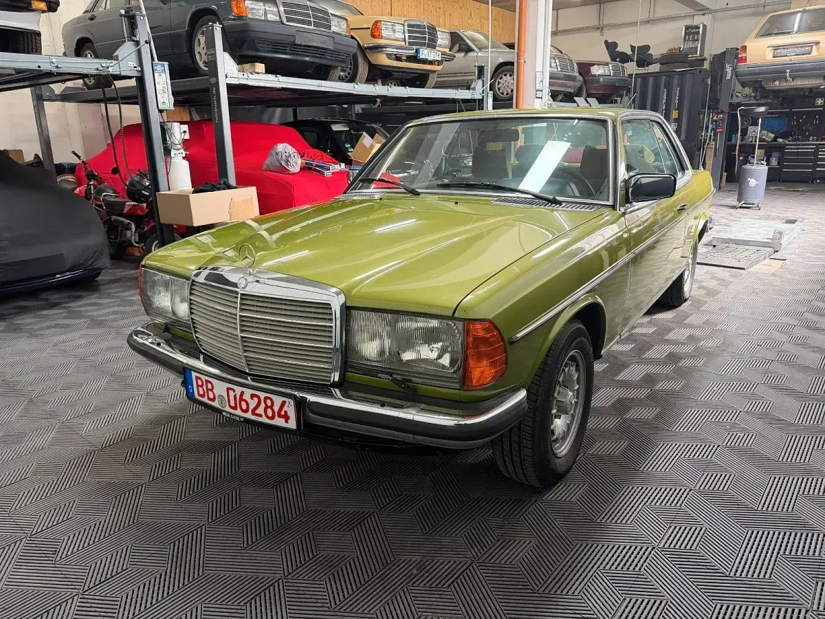 Gebraucht Mercedes 280 177 PS (130 kW) 1979 Grün Coupé