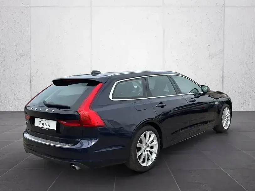 Gebraucht Volvo V90 Momentum 235 PS (172 kW) 2018 Magic blue metallic / metallic Kombi