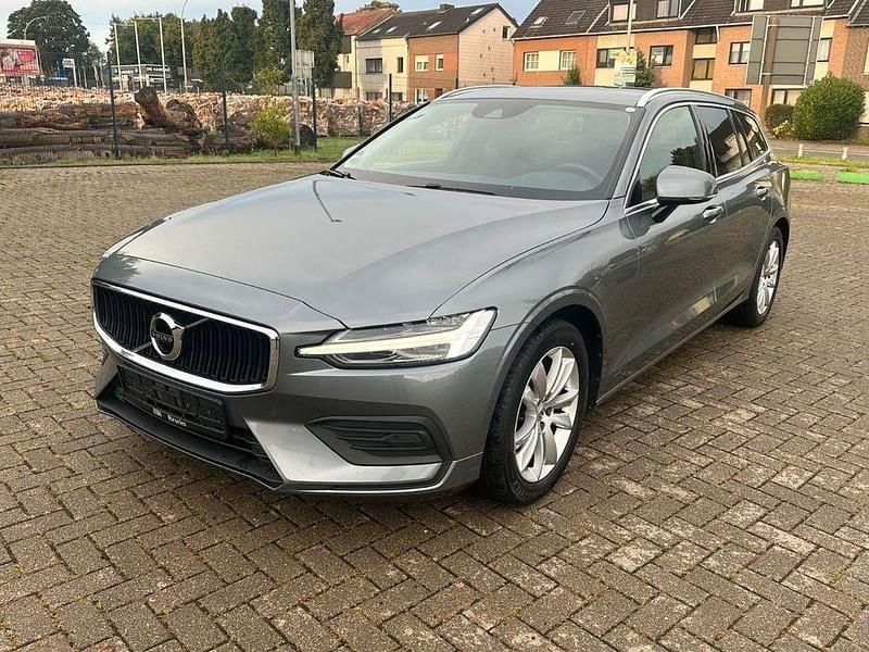 Osmium grey metallic / metalli Gebraucht 2021 Volvo V60 Momentum Kombi | 19.999 € (Guter Preis) - Bild 1/4