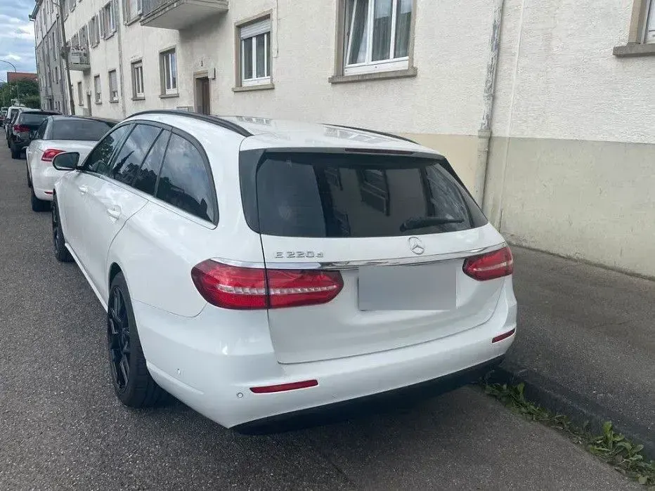 Gebraucht Mercedes E220 194 PS (142 kW) 2019 Weiß Limousine